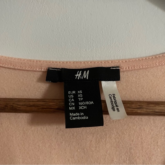 Salmon coral tshirt with flowy ruffled sleeves - Picture 2 of 4